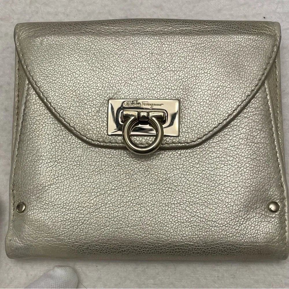 Salvatore Ferragamo Authentic Vintage Silver Compact Wallet - Picture 2 of 16